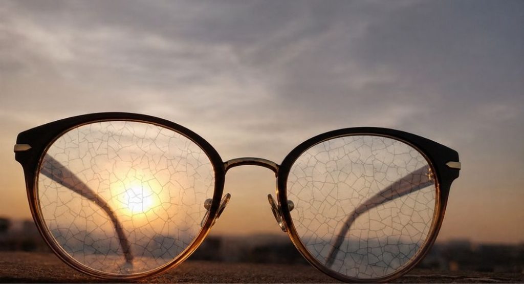 Gözlük Camında Örümcek Ağı Gibi Çatlaklar: Crazing Nedir, Neden Olur?